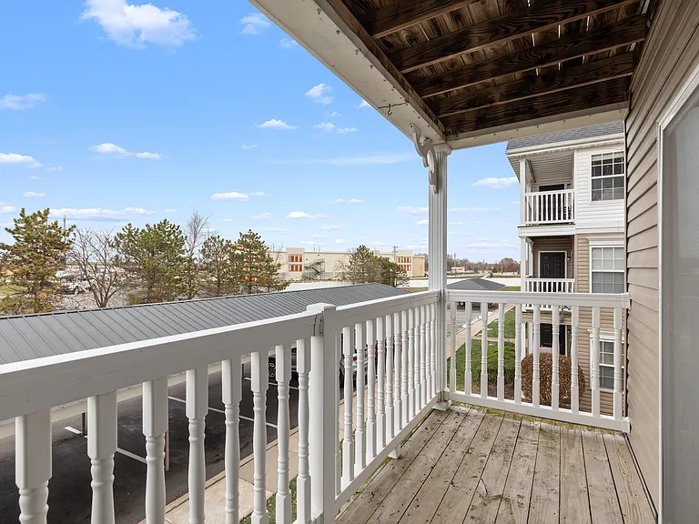 10201 Spring Creek Ln — Photo 3