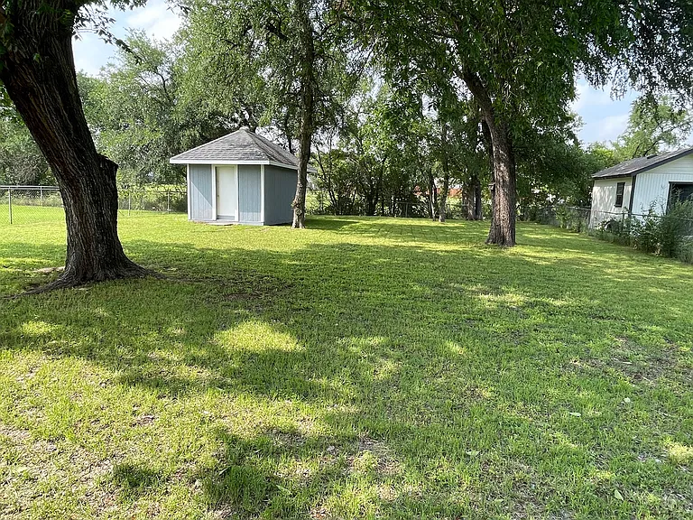 4749 Laverda Dr — Photo 15