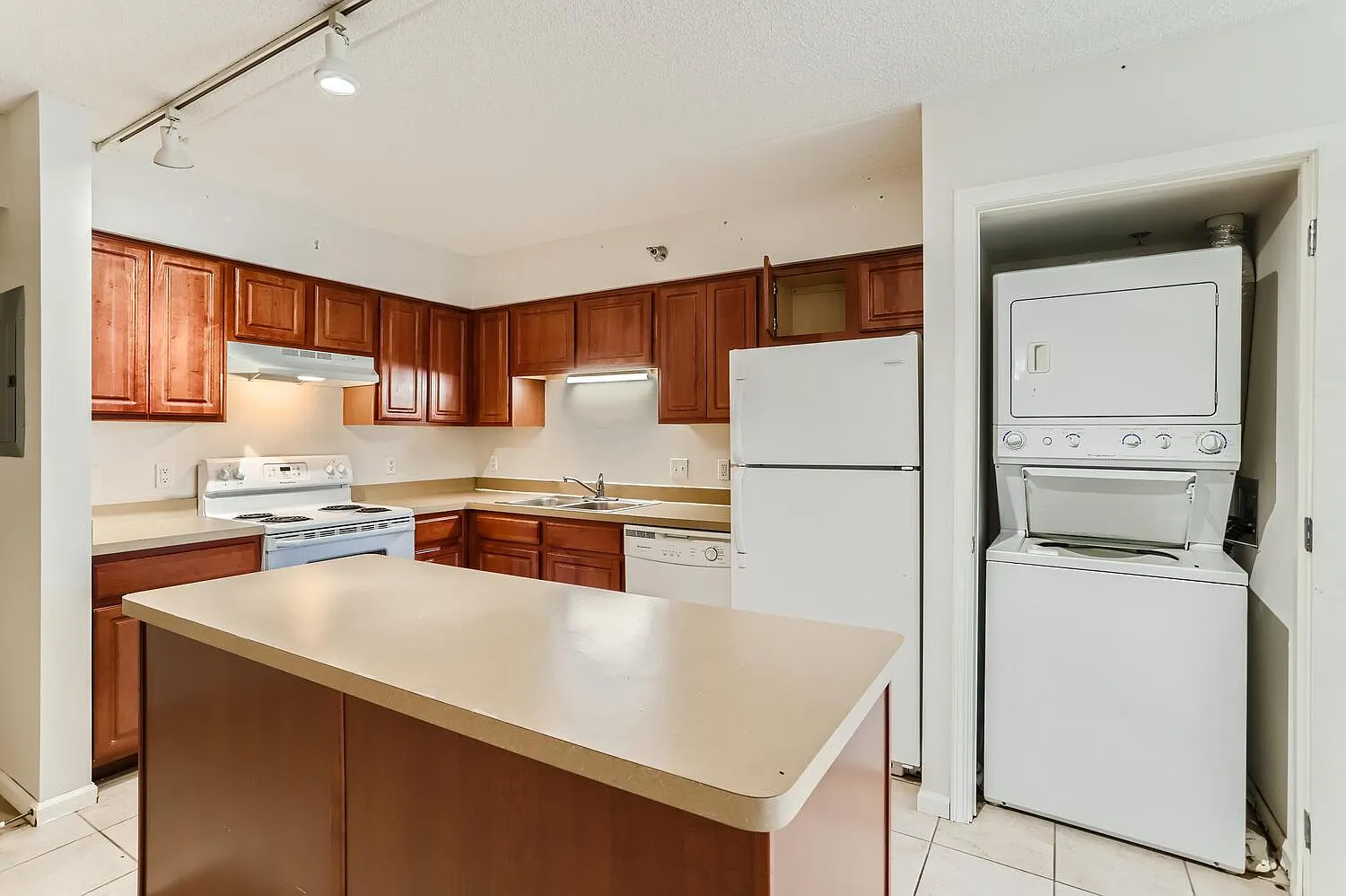Village Plaza Apartments — Photo 3