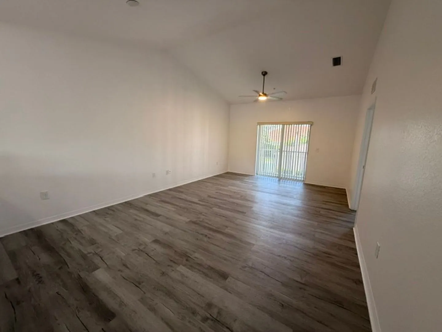 Remodeled 2/2 Upstairs Condo — Photo 3