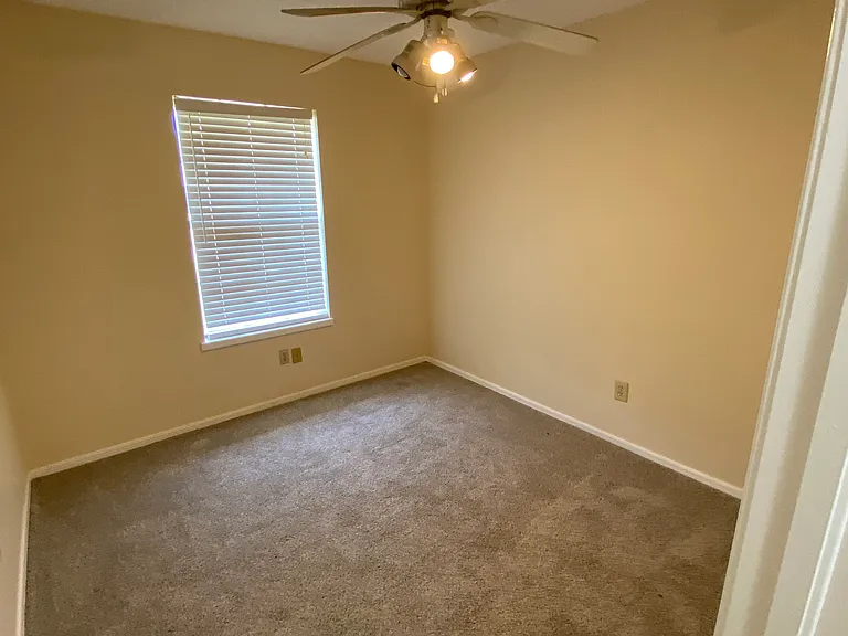 1001 E Knapp Ave — Photo 6