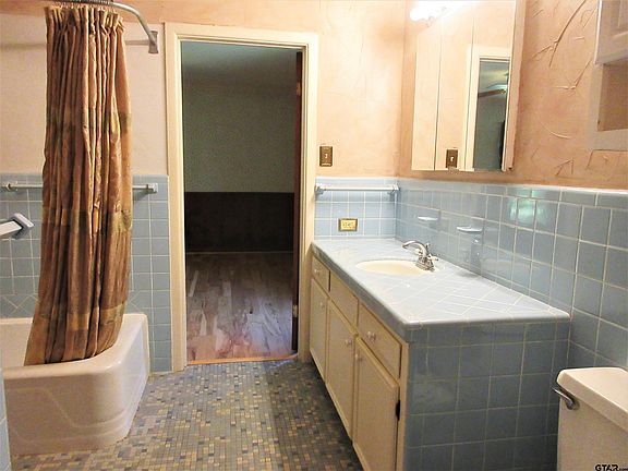 5th image of 1106 Canada St
