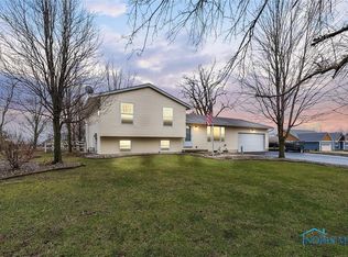 957 Sand Ridge Rd, Bowling Green, OH 43402