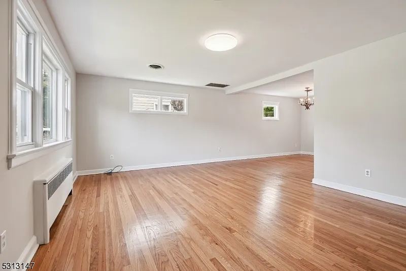 3 bed, 2.0 bath, 1792 sqft, $6,000 — Photo 4