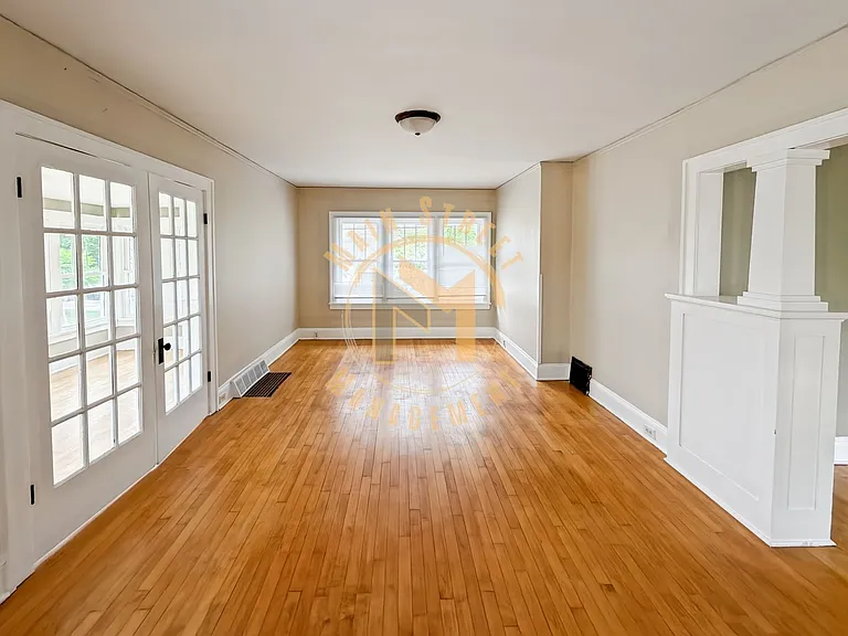 210 Bay St — Photo 4