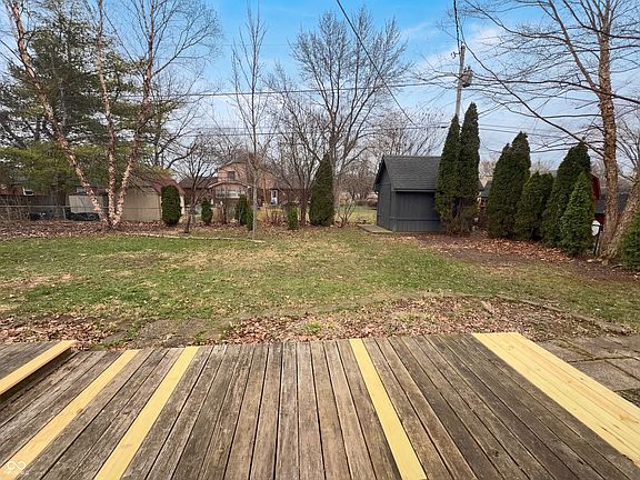 5th image of 10209 Broadway St