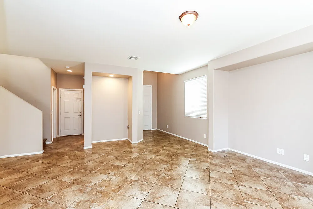 3 bed, 2.5 bath, 1936 sqft, $2,320 — Photo 3