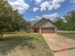 320 Ridgecrest Dr, Guthrie, OK 73044