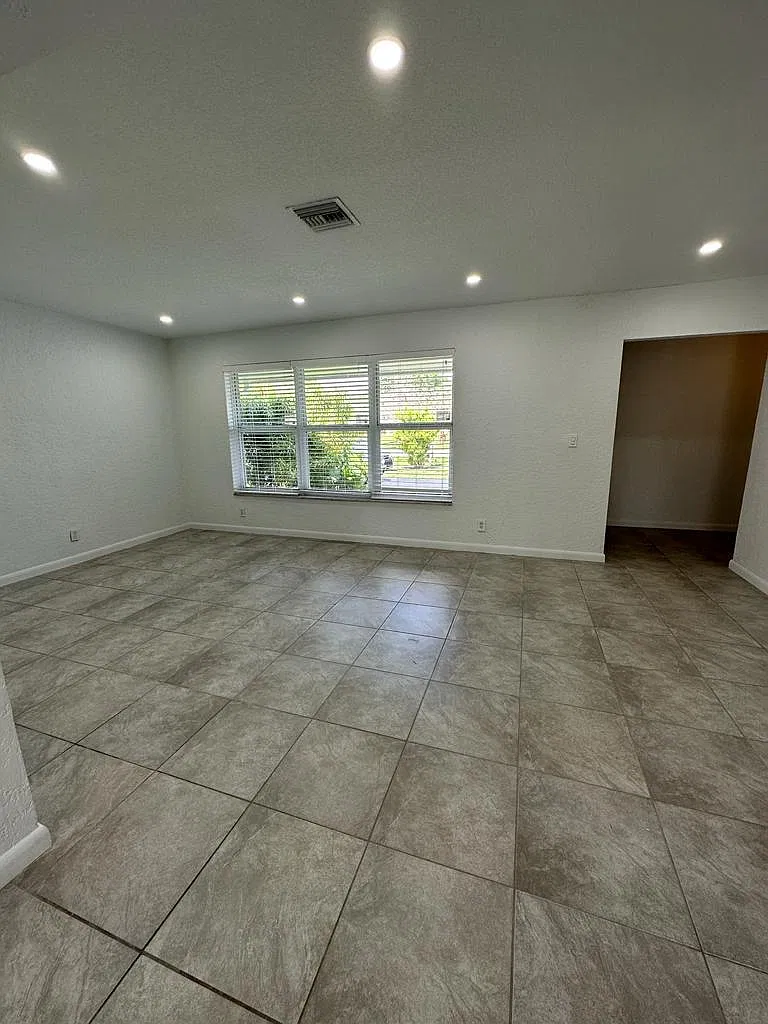 7200 NW 16th St — Photo 3
