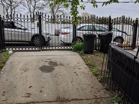 4th image of 1050 E 86th St #1G