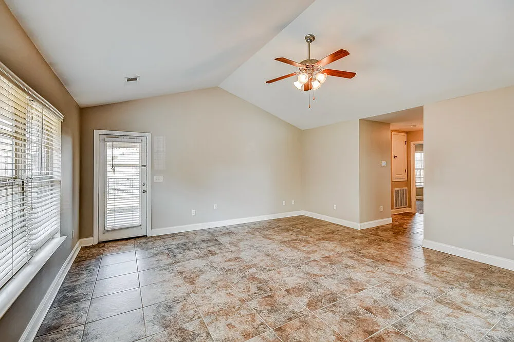 3 bed, 2.0 bath, 1359 sqft, $1,640 — Photo 3