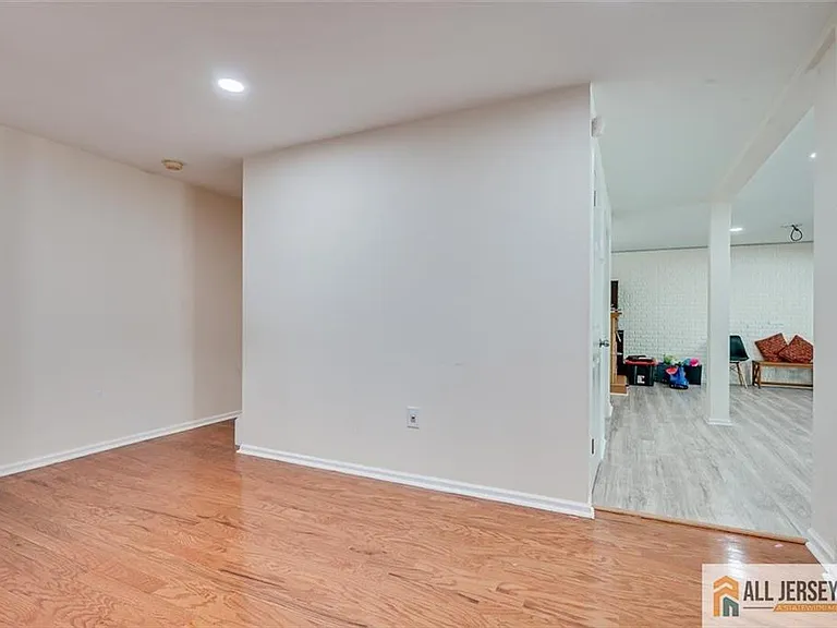 7 Stanford Dr — Photo 34