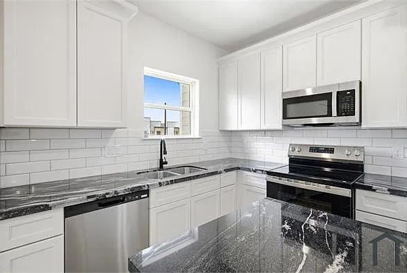 3 bed, 1100 sqft, $1,895 — Photo 3