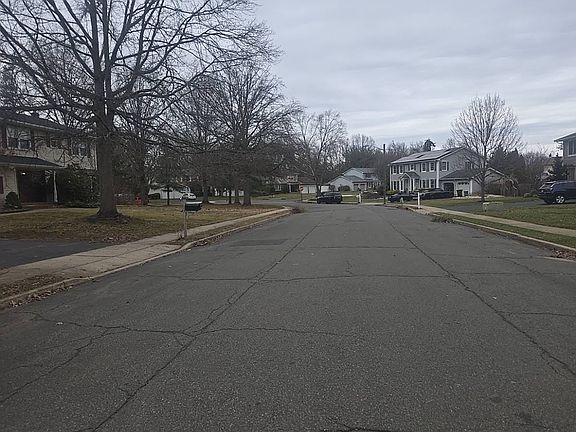 4th image of 11 Bruin Dr