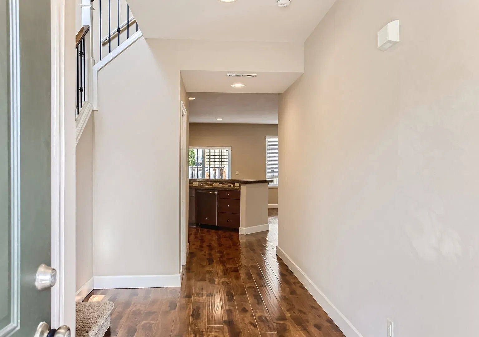 Fantastic Single Family With Great Location Special Discount Of $300 On Your First Full Mothn's Rent — Photo 4