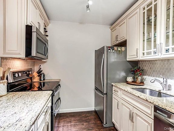 5th image of 91 Richmond Boulevard #3A