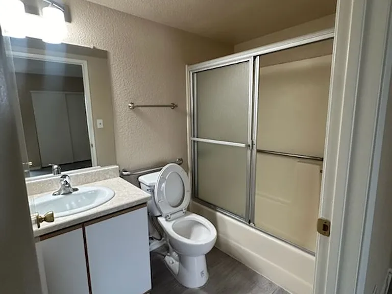 Russell Court Apartments — Photo 17