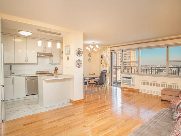 2915 West 5th Street image 1 of 17