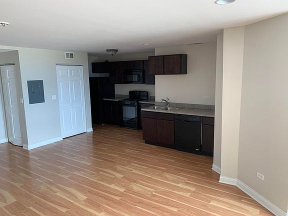 3rd image of 6411 N Rockwell St APT 603