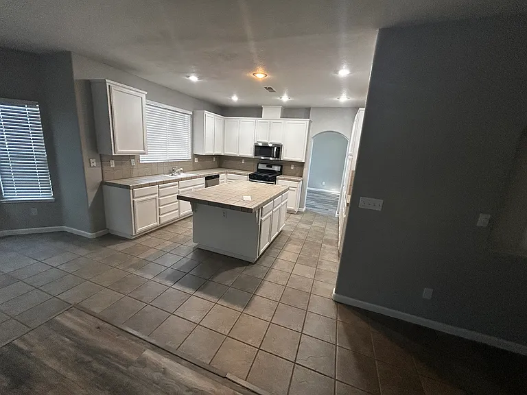 3713 Havenhurst Ct — Photo 2