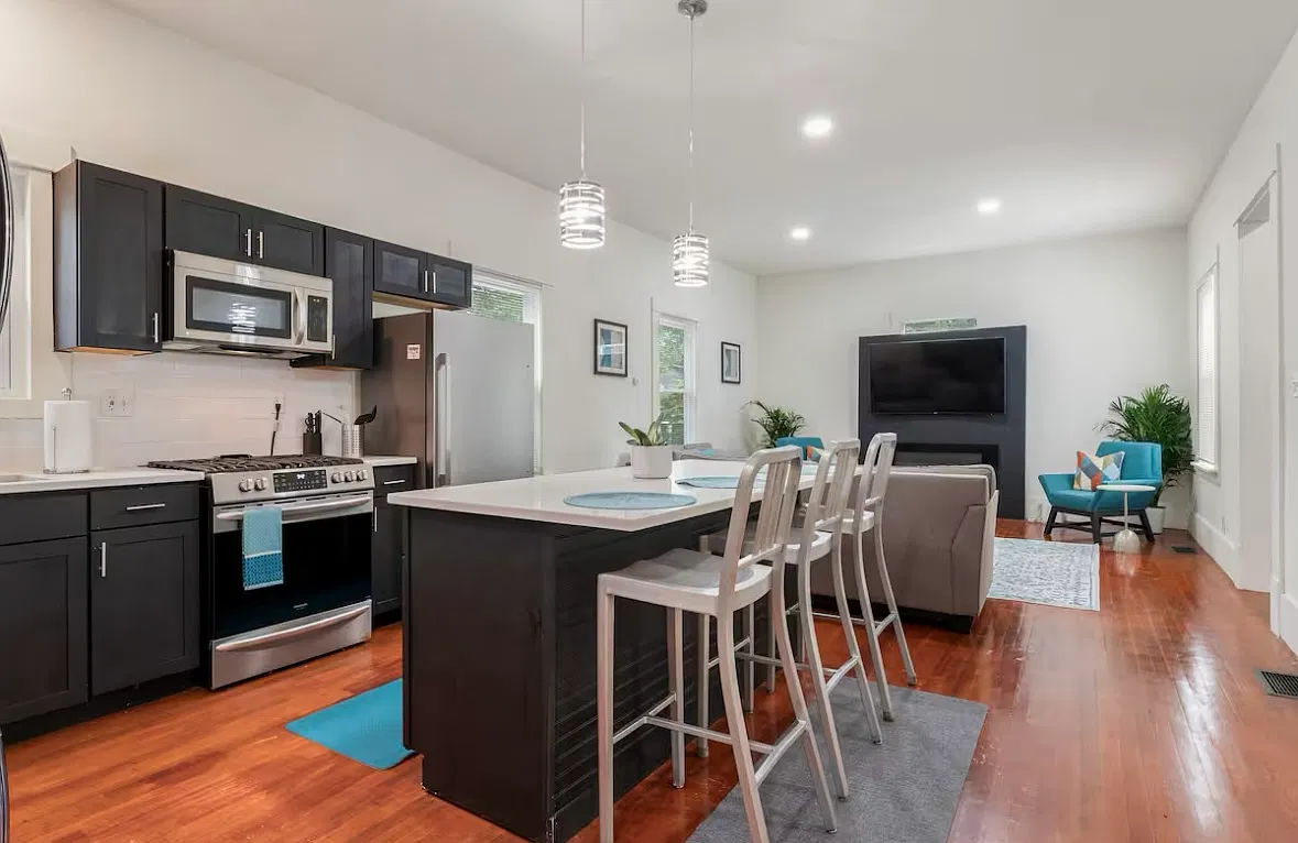 2 bed, 1036 sqft, $2,300 — Photo 3