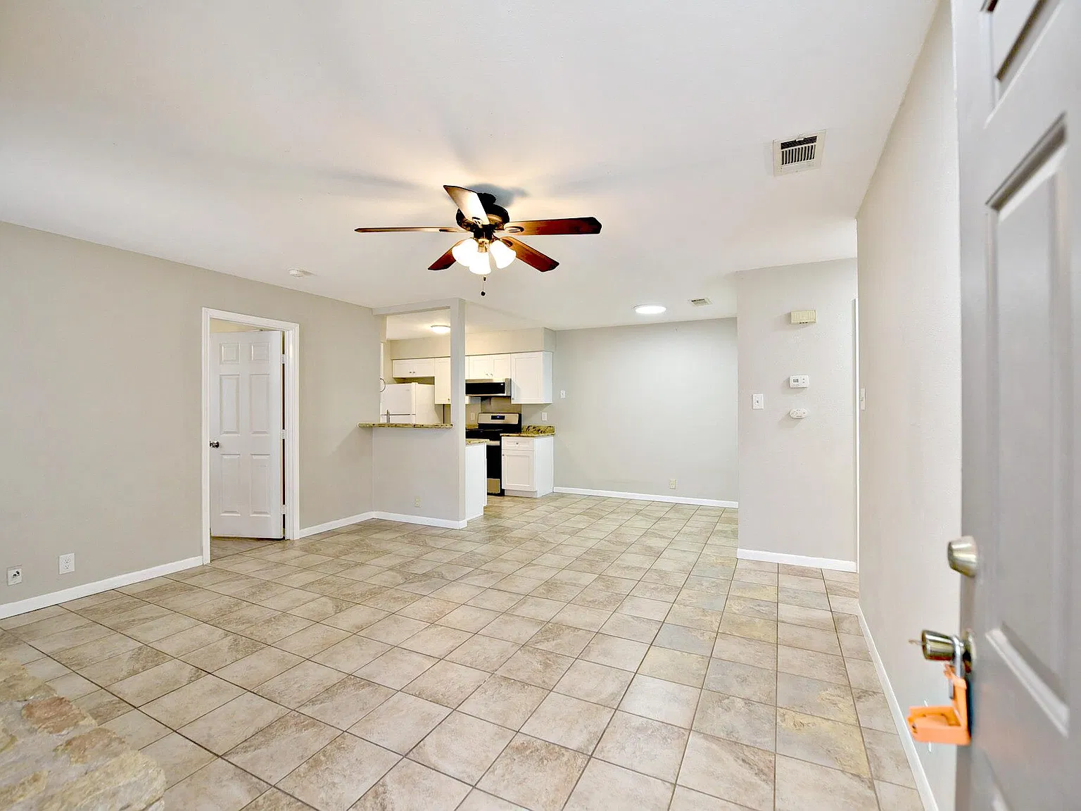 3 bed, 2.0 bath, 1085 sqft, $1,795 — Photo 3