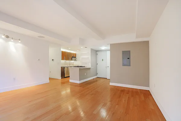 Sold by Winzone Realty Inc | media 4