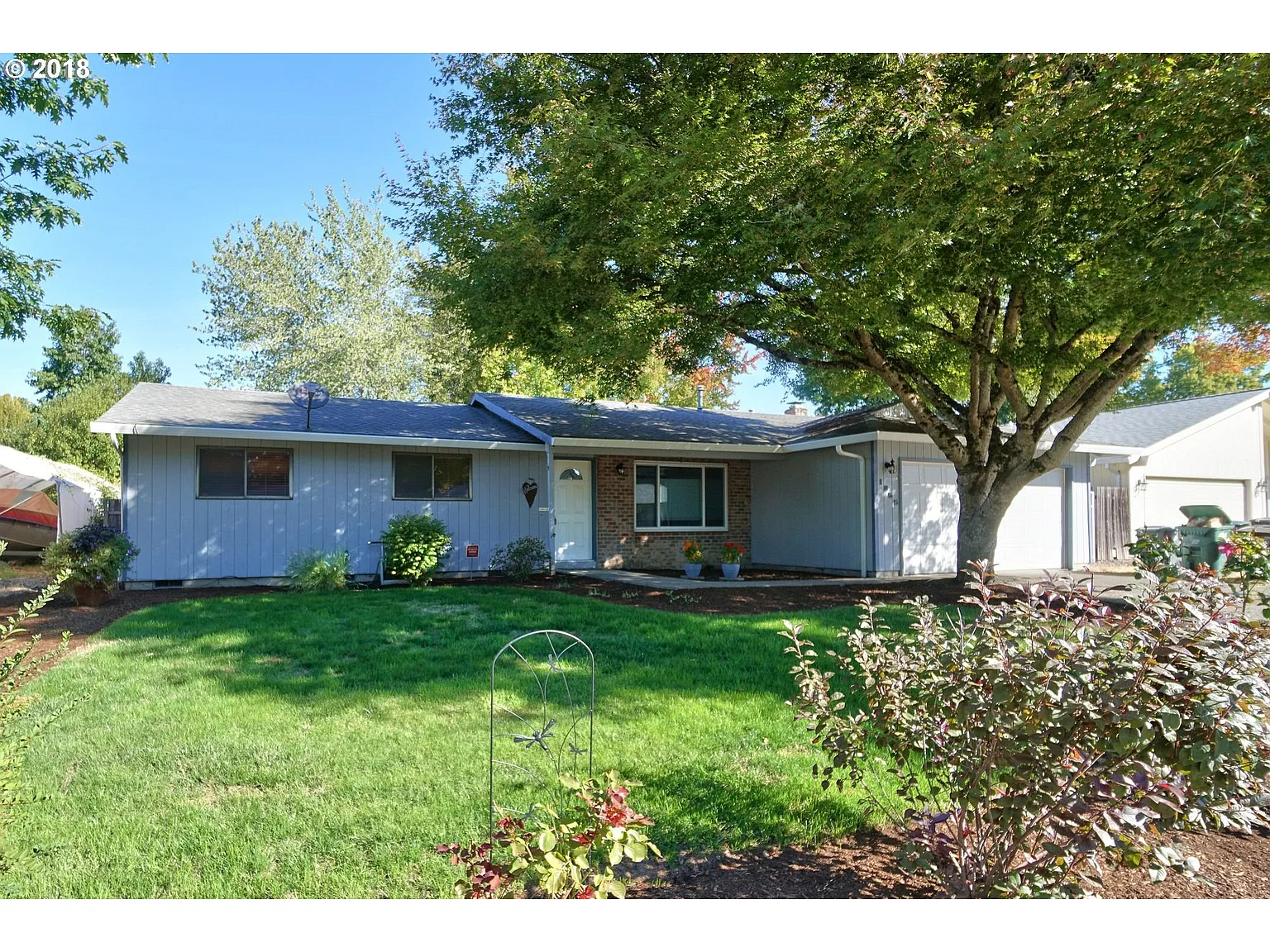 1855 NE Lilac St photo 1