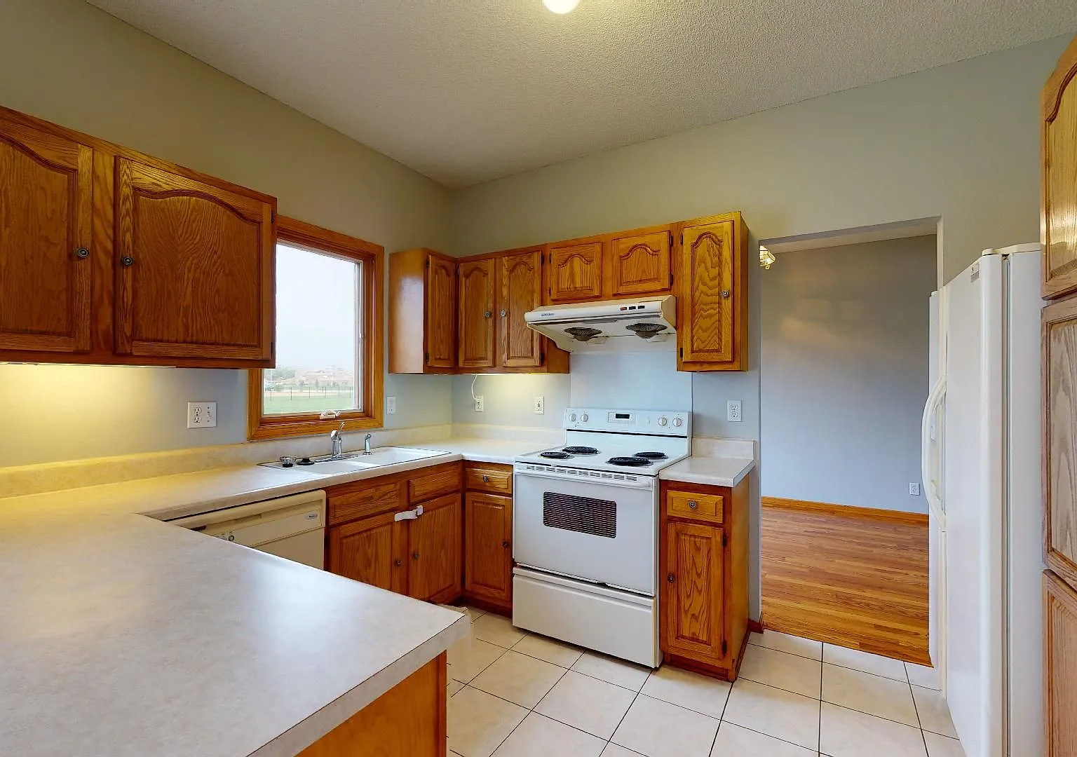 Beautiful Home in Trendy Somerset Neighborhood — Photo 4