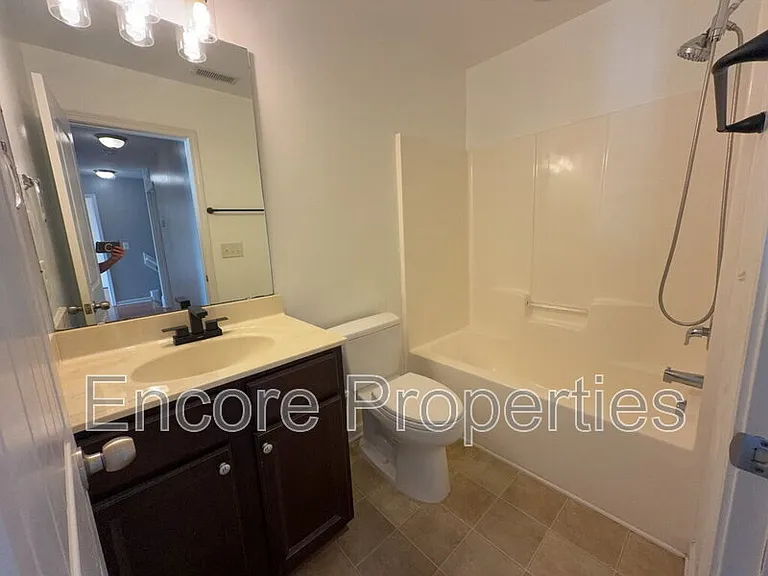 912 Custom Oak Ln — Photo 12