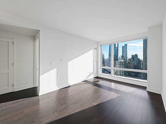 5th image of 555 10th Ave #18D