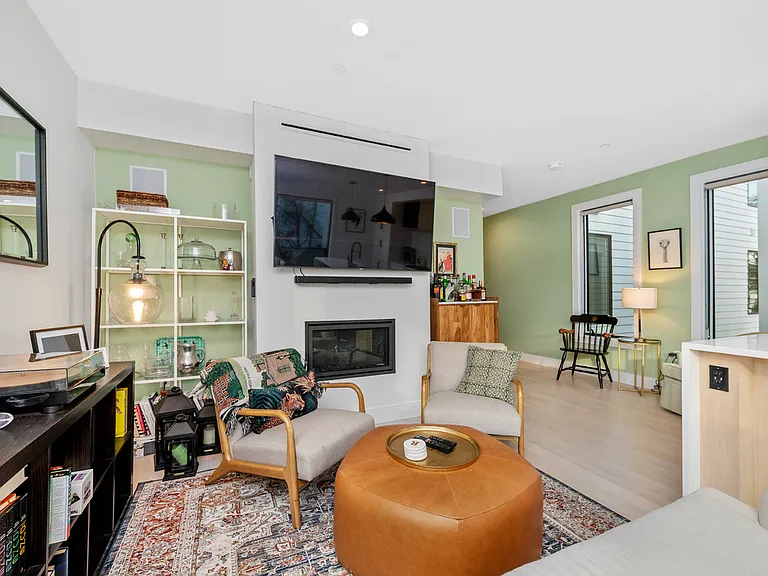 347 Maverick St #7 — Photo 2