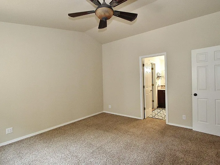 6153 N Portsmouth Ave — Photo 5