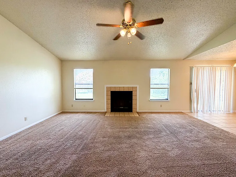 2607 Bluebonnet Dr — Photo 5
