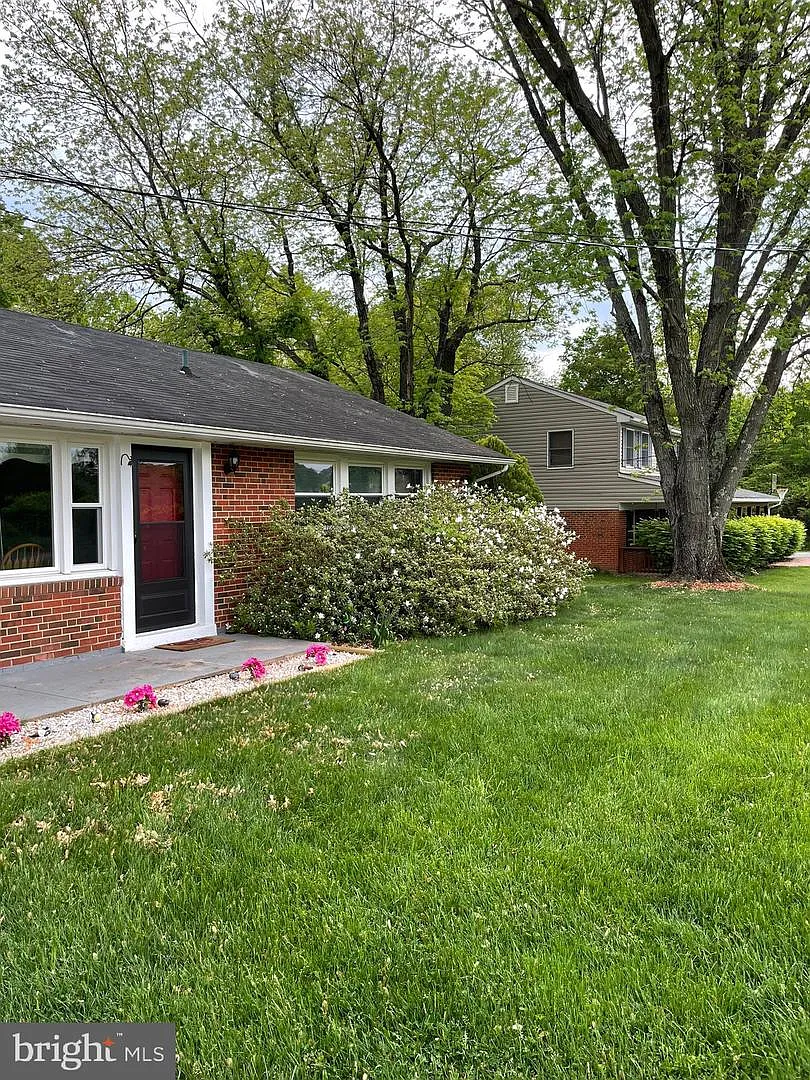 3 bed, 1.5 bath, 1092 sqft, $2,850 — Photo 2