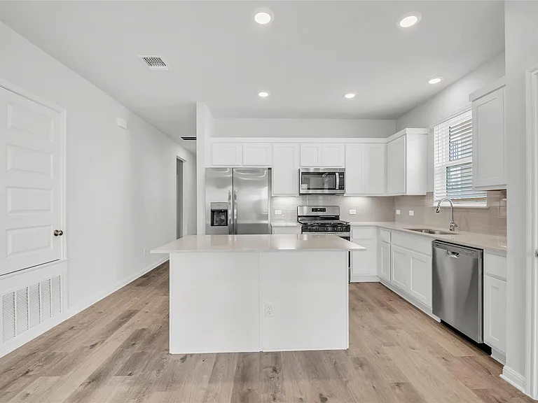 2412 Ekvall Dr — Photo 3