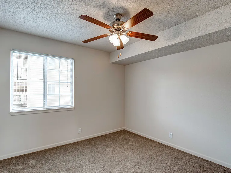 2420 Greenbriar Dr — Photo 18