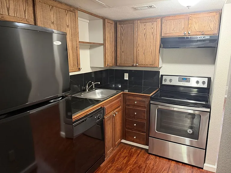 357 NW Newton Dr #11 — Photo 1