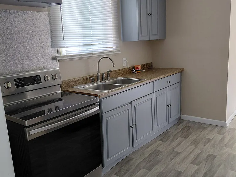 5075 Hackett Dr — Photo 3