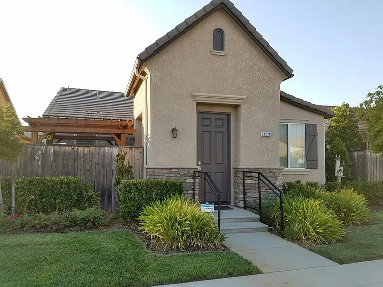 3919 Heritage Ave — Photo 1