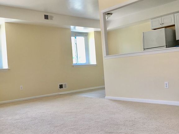 5th image of 706 Country Ln #B