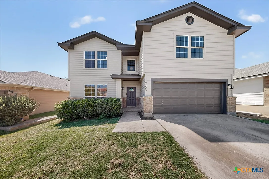 5 bed, 2.5 bath, 2856 sqft, $2,300 — Photo 2
