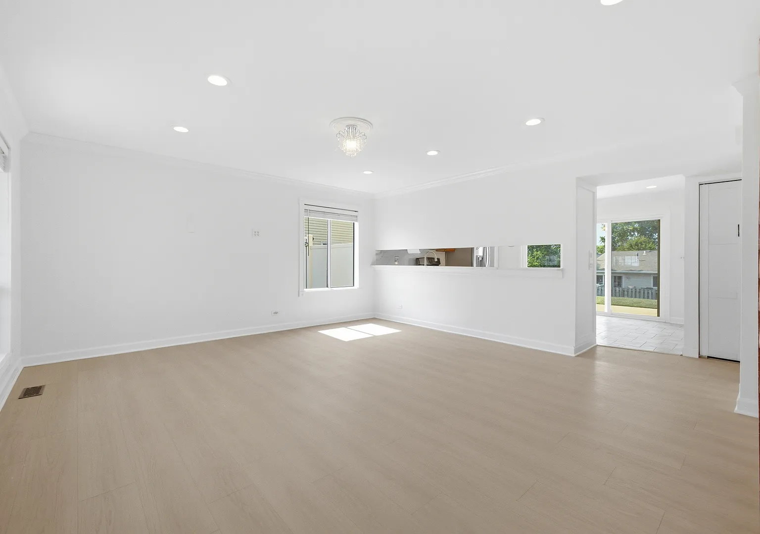 3 bed, 2.5 bath, 1738 sqft, $3,200 — Photo 4