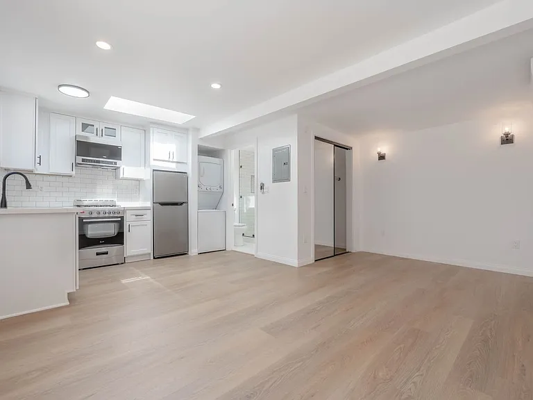 6221 W 6th St — Photo 5