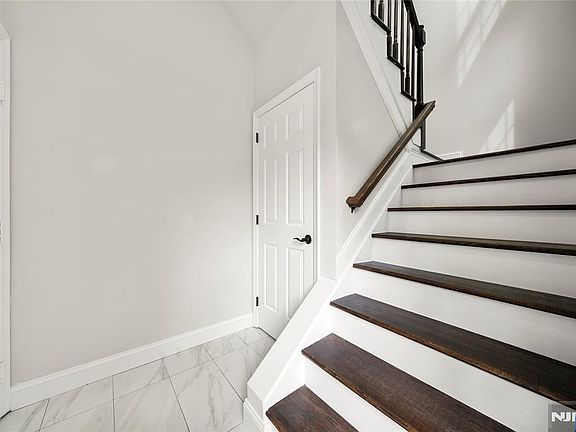 5th image of 25 Woods Edge Rd