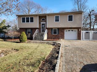 448 Puritan Dr, Shirley, NY 11967