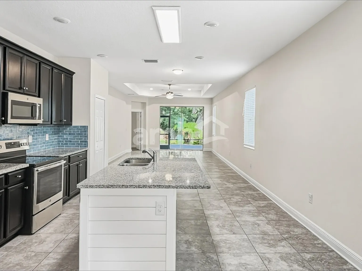 3 bed, 2.0 bath, 1827 sqft, $2,325 — Photo 3