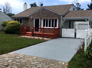 677 N Monroe Ave, Lindenhurst, NY 11757
