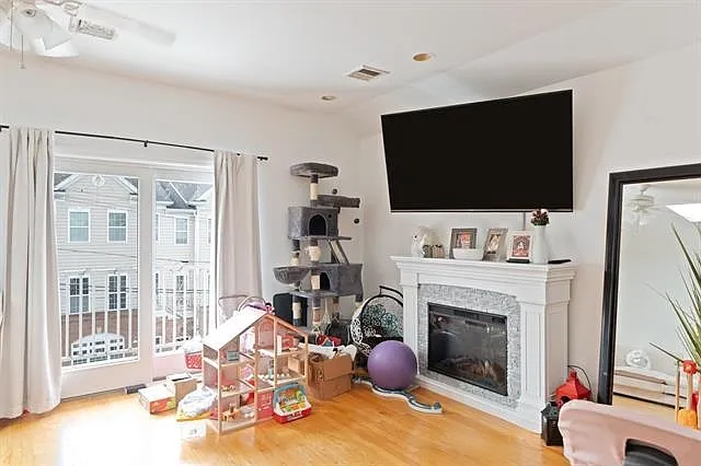 3 bed, 2.0 bath, 1200 sqft, $2,900 — Photo 4