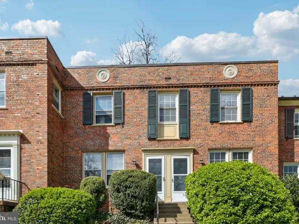 1401 S Barton St Unit 218, Arlington, VA 22204